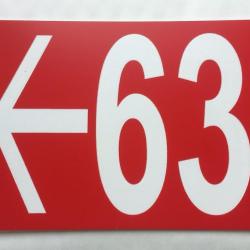 plaque numéro de maison, de rue personnalisé + flèche à gauche format 100 x 150 mm fond rouge