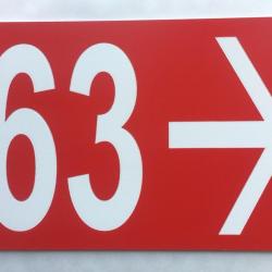 plaque numéro de maison, de rue personnalisé + flèche à droite format 100 x 150 mm fond rouge