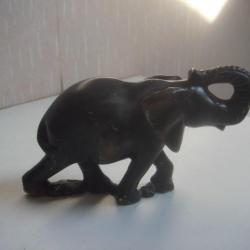 Sculpture élephant En Onyx, hauteur 9 cm x 15 cm, petit manque oreille droit