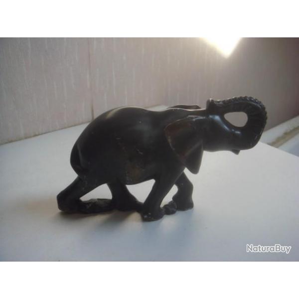Sculpture lephant En Onyx, hauteur 9 cm x 15 cm, petit manque oreille droit