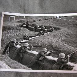 WW2 ANGLETERRE PHOTO DE SOLDATS ANGLAIS A L'ENTRAINEMENT DANS UNE TRANCHÉE
