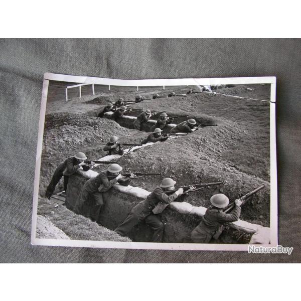 WW2 ANGLETERRE PHOTO DE SOLDATS ANGLAIS A L'ENTRAINEMENT DANS UNE TRANCHE