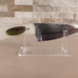couteau forgé en acier carbone  manche en  résine et plumes de canard