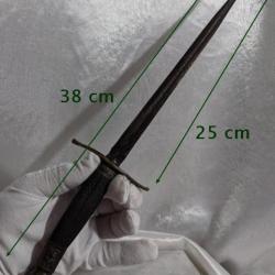 Dague de Chasse époque XIXe Lame triangulaire Pommeau orné d'attributs guerriers Longueur 38 cm