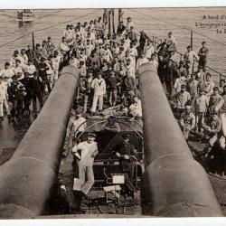 CPA - Marine Militaire - A bord d'un cuirasse  L'équipage sur la plage avant Le Dimanche  N°1280