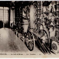CPA - CHERBOURG - La Salle d'Armes Les Trophées N°1217