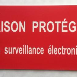 Plaque adhésive "MAISON PROTÉGÉE sous surveillance électronique" format 48 x 100 mm fond ROUGE
