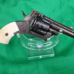Revolver 320 poudre noire. Incrust&eacute; d'or, poign&eacute;e os, XIXe si&egrave;cle