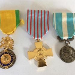 lot de 3 médailles françaises  - Médaille militaire / Médaille d'Outre-Mer / Croix du Combattant