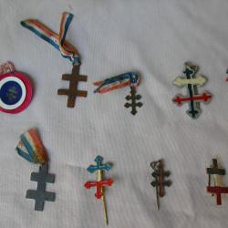 WW2 BROCHE/PENDENTIF FRANCAISE CROIX DE LORRAINE COULEUR BLEUE BLANC ROUGE  1 AU CHOIX