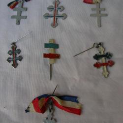 WW2 FRANCE BROCHE/PENDENTIF FRANCAISE CROIX DE LORRAINE COULEUR BLEUE BLANC ROUGE 1 AU CHOIX LOT 2