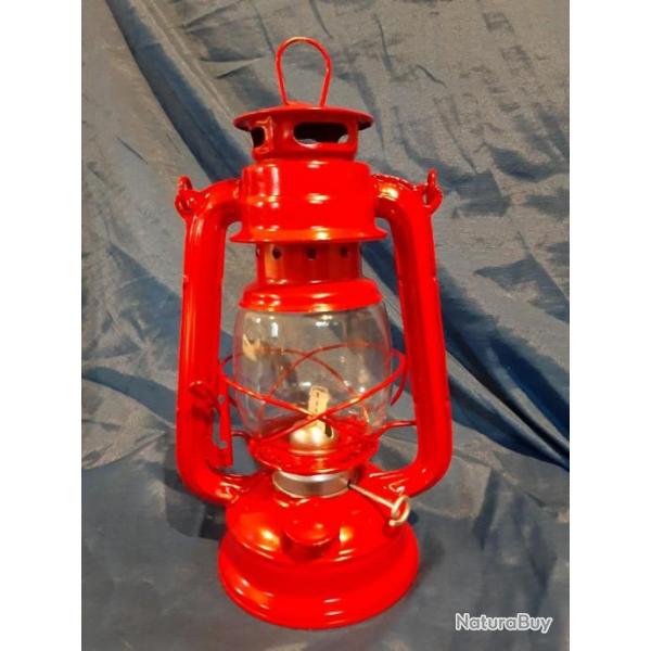 Lampe a ptrole rouge