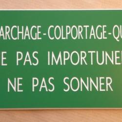 panneau adhésif "DÉMARCHAGE-COLPORTAGE-QUÊTE NE PAS IMPORTUNER-NE PAS SONNER" vert format 15x30 cm