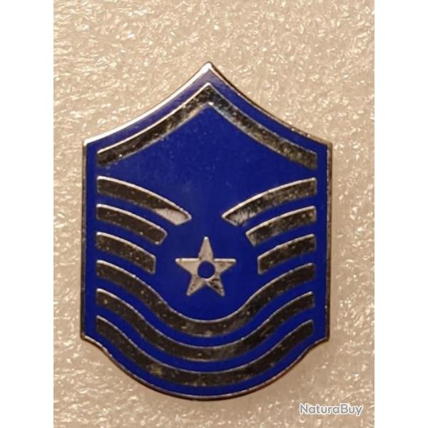 Insigne U.S army - mtal - sergeant - 2.7 X 3.7 cm - ( GI UT au dos ) - bon tat - Arme de l'air  -
