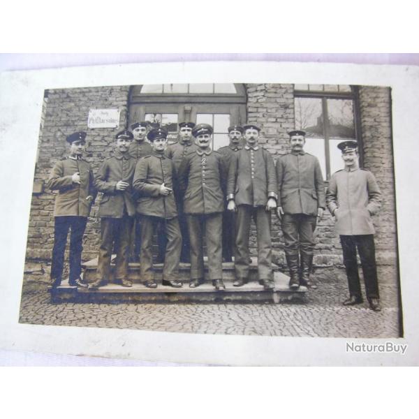 WW1 ALLEMAGNE CARTE POSTALE ALLEMANDE VIERGE PHOTO DE GROUPE DE SOLDATS DEVANT UN BATIMENT