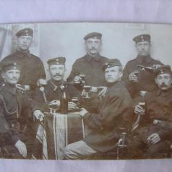 WW1 ALLEMAGNE CARTE POSTALE ALLEMANDE ÉCRITE PHOTO DE GROUPE DE SOLDATS BUVANT UN VERRE DATE 1905