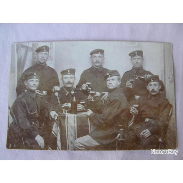 WW1 ALLEMAGNE CARTE POSTALE ALLEMANDE CRITE PHOTO DE GROUPE DE SOLDATS BUVANT UN VERRE DATE 1905