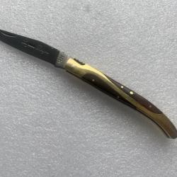 Couteau de poche Cypra  Manche en bois coloré marron et laiton.
