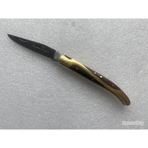 Couteau de poche Cypra  Manche en bois color marron et laiton.