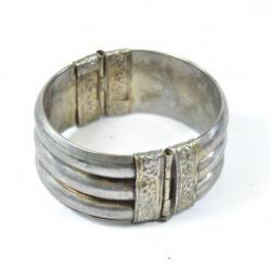Ancien bracelet en métal argenté avec ouverture, art ethnique Afrique Asie Inde... ??