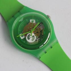 SWATCH Montre Swatch verte New Gent Green lacquered SUOG103