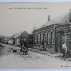 CPA Somme Bray-sur-Somme Rue de Cappy Voiture à chien