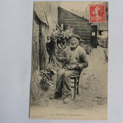 CPA Vieux pêcheur réparant des filets