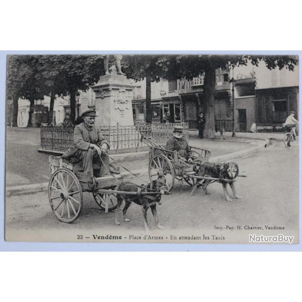 CPA Vendme Place d'Armes En attendant les Taxis Voiture  chien
