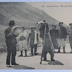 CPA Dans les Alpes Montreur d'ours Savoie