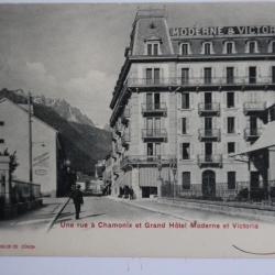 CPA Une rue à Chamonix et Grand Hôtel Moderne et Victoria Haute-Savoie