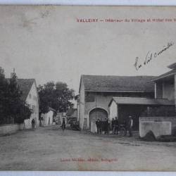 CPA Valleiry Intérieur du Village et Hôtel des Voyageurs