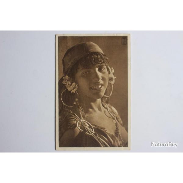 Carte postale ancienne Jeune fille bdouines Types d'Orient