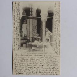 Carte postale ancienne Ouvroir Ben-Aben Brodeuse Arabes Algérie