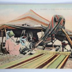 Carte postale ancienne Fabrication des tapis dans un Douar Algérie