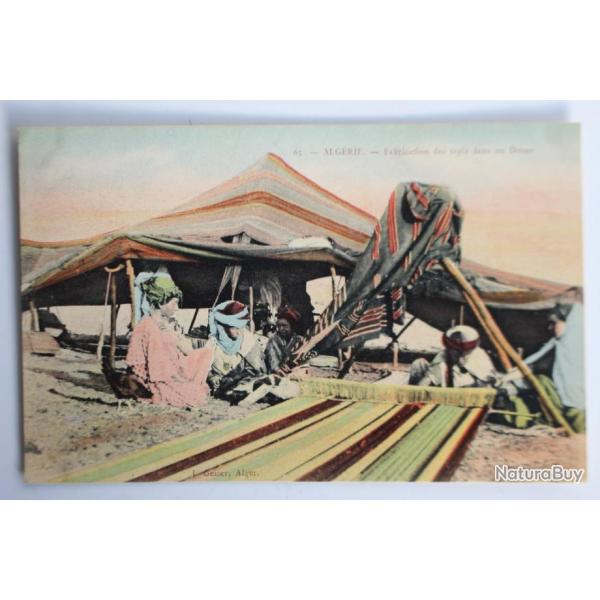 Carte postale ancienne Fabrication des tapis dans un Douar Algrie