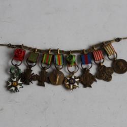 Ancienne barette de 8 mini décorations militaires
