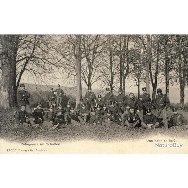 CPA Militaria Soldats Suisse Une halte en fort Ruhepause im Schatten