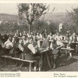 CPA Militaria Suisse Troupes mangeant le Spatz
