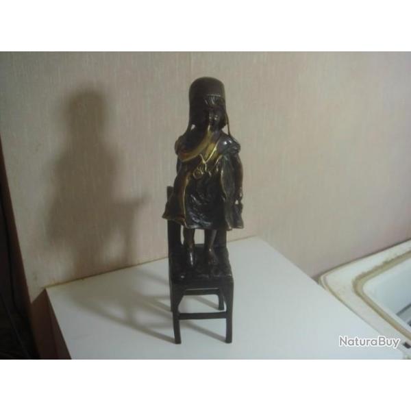 statuette en bronze, l'enfant debout sur a chaise, 1875 patine brune