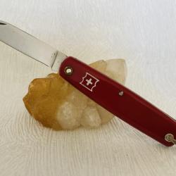 Couteau de poche rouge style suisse.