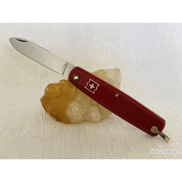 Couteau de poche rouge style suisse.