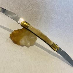 Magnifique couteau de poche Laguiole côte à côte de Bruno Sauzedde naturel blond