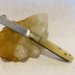 Mini couteau de poche 9,5 cm Greffoir avec son manche en matière naturelle.