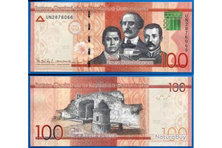 Billets de 100 pesos dominicains et loupe avec sac à main noir et