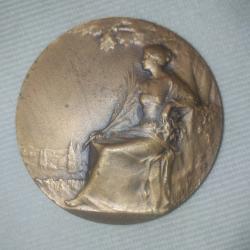 Médaillon en bronze : la justice siégeant sous un chêne.