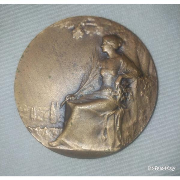 Mdaillon en bronze : la justice sigeant sous un chne.
