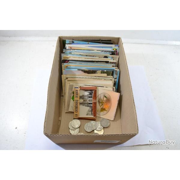 Lot cartes postales anciennes et monnaies de collection.