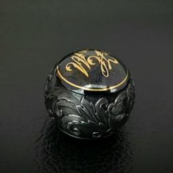 Boule gravée à la main.