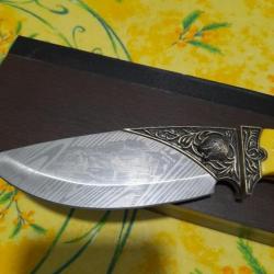 Couteau sculpté loup lame de 12,5 cm dessin de loup sur la lame Très coupant