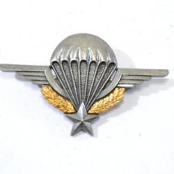 Insigne brevet de Parachutiste, Delsart GS1185, 2 pièces, bicolore, dos grenu. Matricule 620471